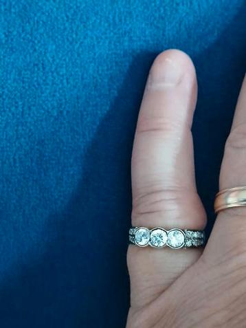 Antieke Zilveren ring gezet met 19 Zirconia steentjes  beschikbaar voor biedingen