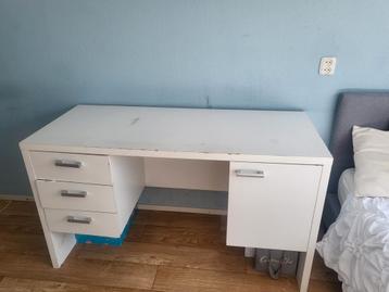 Bureau wit