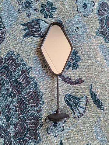 Ruitvormige spiegel op voet beschikbaar voor biedingen