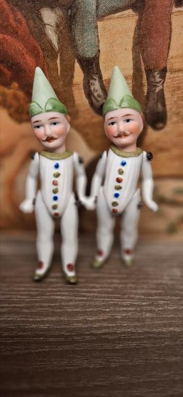 Antieke poppetjes beschikbaar voor biedingen