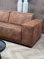 Kapenga Industriële Cognac Hoekbank - 284 x 284, Huis en Inrichting, Banken | Bankstellen, 250 tot 300 cm, -, Industrieel Cognac Hoekbank Kapenga Leer Microleer