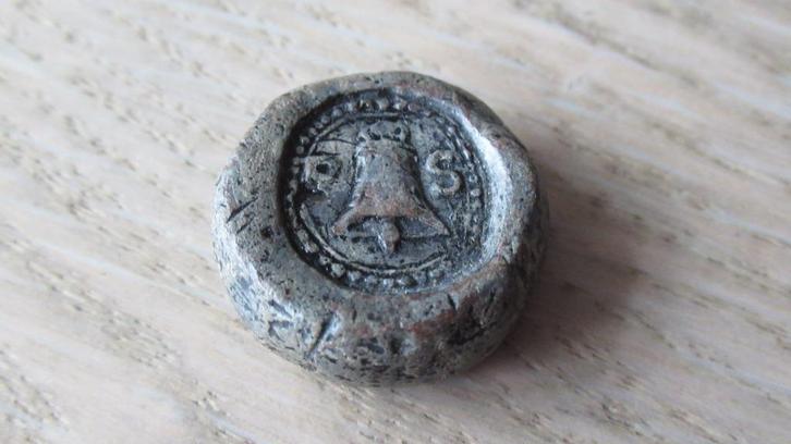 Loden gewicht jaartal 17/e eeuw afb bel Friesland / vondst, Antiek en Kunst, Antiek | Koper en Brons, Ophalen of Verzenden