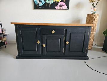 Zwarte Kast met Veel Opbergruimte beschikbaar voor biedingen