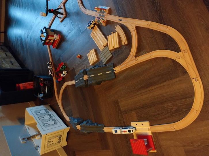Treinspoor met meerdere treintjes, Kinderen en Baby's, Speelgoed | Houten speelgoed, Gebruikt, Ophalen of Verzenden