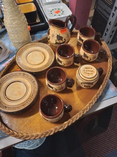 Vintage blad met kop en schotels, Huis en Inrichting, Keuken | Servies, Kop(pen) en/of Schotel(s), Overige stijlen, Aardewerk