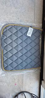 Nieuw! Grijs dekje met gouden bies full dressuur eQuest, Dieren en Toebehoren, Paarden en Pony's | Dekens en Dekjes, Ophalen of Verzenden