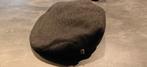 Platte pet  Wigens met oorwarmers maat 60, Ophalen of Verzenden, Zo goed als nieuw, 60 cm (XL, 7½ inch) of meer