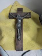 14588)  Antiek religie houten  kruis met metalen Jezus, Ophalen of Verzenden