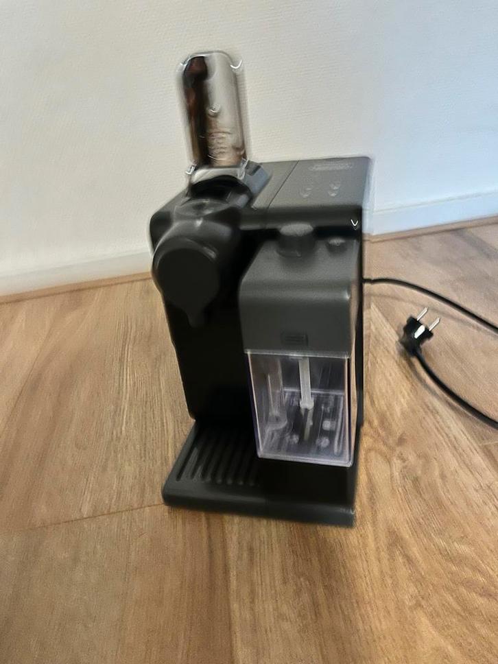 DeLonghi Lattissima Touch Nespresso Machine, Witgoed en Apparatuur, Koffiezetapparaten, Zo goed als nieuw, Koffiepads en cups