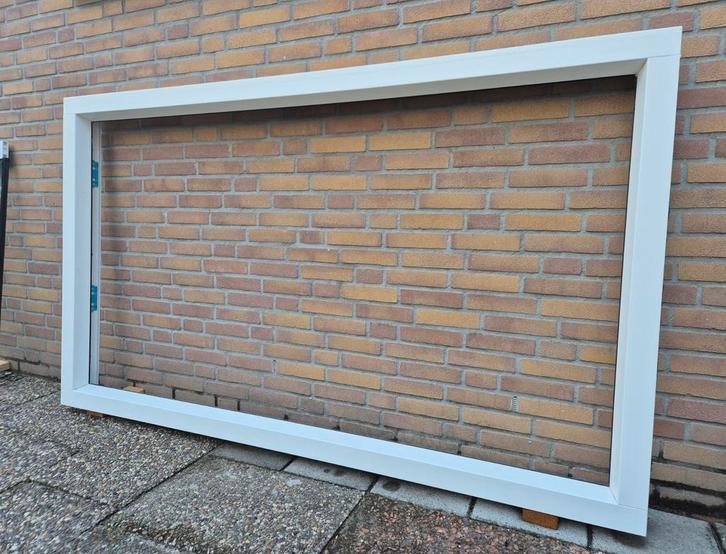 Kunstof kozijn met vast glas en rooster, K-Vision Trend, Doe-het-zelf en Verbouw, Kozijnen en Schuifpuien, Zo goed als nieuw, Raamkozijn
