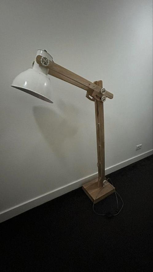 Staande lamp / vloerlamp met houten frame en stalen kap, Huis en Inrichting, Lampen | Vloerlampen, Zo goed als nieuw, Hout, Metaal