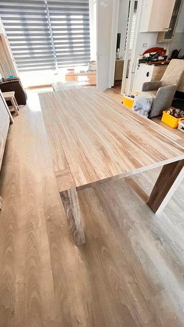 Mooie houten eettafel beschikbaar voor biedingen