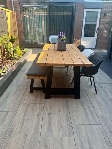 Douglas tuintafel met stalen onderstel beschikbaar voor biedingen