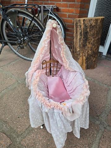 Gratis poppen wiegje  beschikbaar voor biedingen
