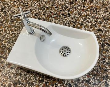 Fonteintje wit met chroom kraan beschikbaar voor biedingen