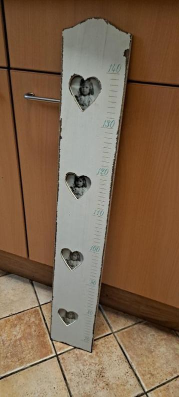 te koop houten groei meter met fotolijsten voor foto s 7 x 7 beschikbaar voor biedingen