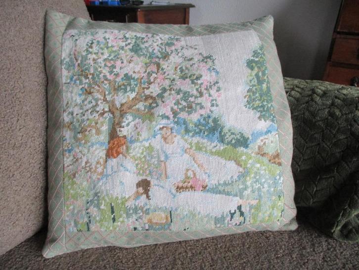 Kussen met borduurwerk ,,Picknick,, pastel,45/45 cm., Huis en Inrichting, Woonaccessoires | Kussens, Nieuw, Overige kleuren, Vierkant