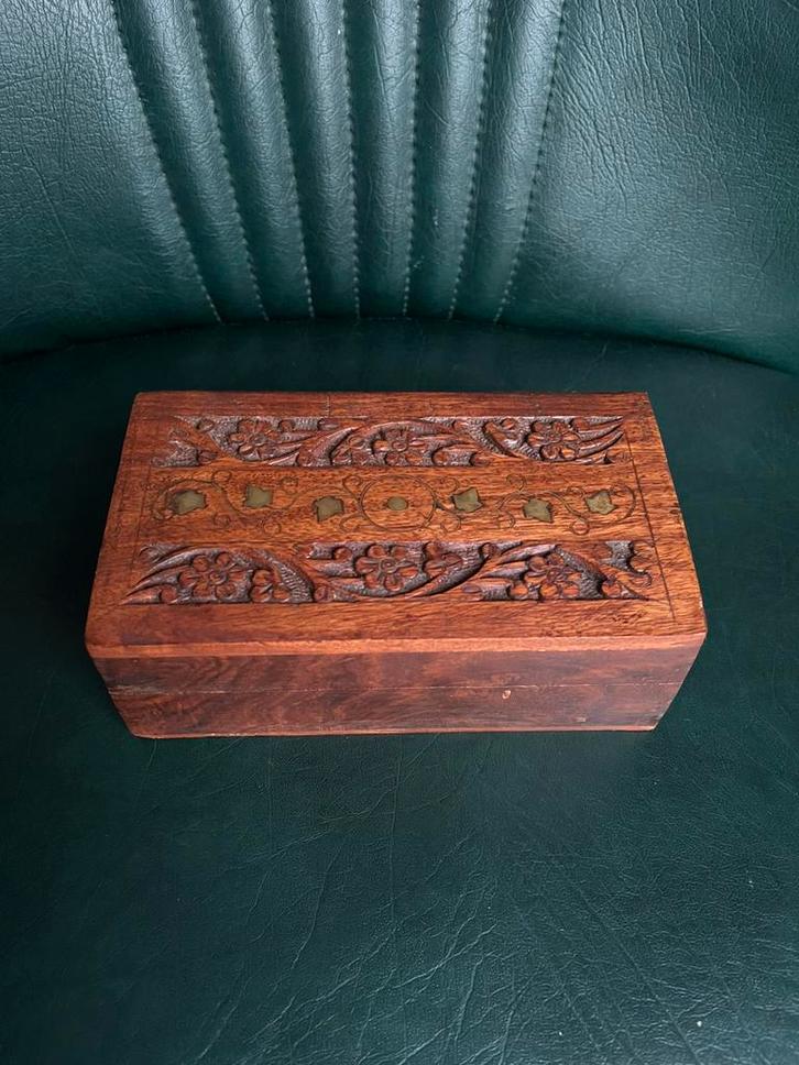 Vintage handgesneden teakhouten kistje met messing inleg, Antiek en Kunst, Kunst | Beelden en Houtsnijwerken, Ophalen of Verzenden