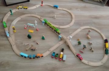 Mooie houten treinbaan met veel extra's erbij beschikbaar voor biedingen