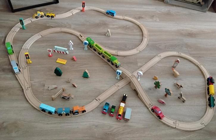 Mooie houten treinbaan met veel extra's erbij, Kinderen en Baby's, Speelgoed | Houten speelgoed, Zo goed als nieuw, Ophalen of Verzenden