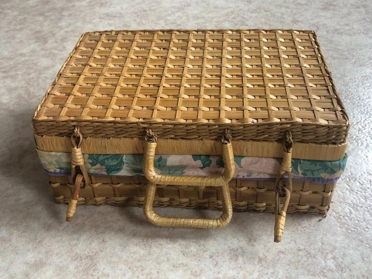 Leuk klein rieten picknickmandje voor 4 personen - vintage, Hobby en Vrije tijd, Picknickmanden, Zo goed als nieuw, Ophalen of Verzenden