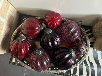Diversen decoratieve glazen ballen, paars  en rood beschikbaar voor biedingen