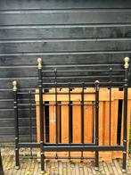 Nostalgisch 1 persoons bed zwart met gouden knop, Huis en Inrichting, Slaapkamer | Bedden, Ophalen, Zo goed als nieuw