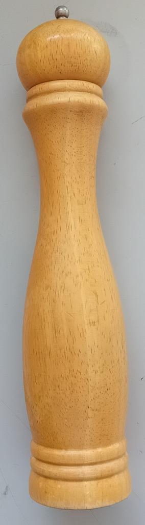 Te Koop: Een houten peper/zout molen met RVS maalmechanisme. beschikbaar voor biedingen