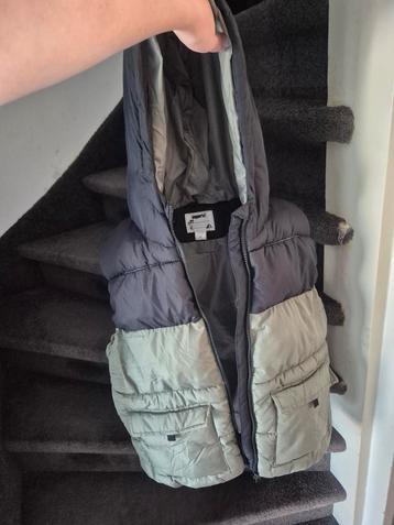 mooie nieuwe bodywarmer maat 158 zwart / groen met capuchon  beschikbaar voor biedingen