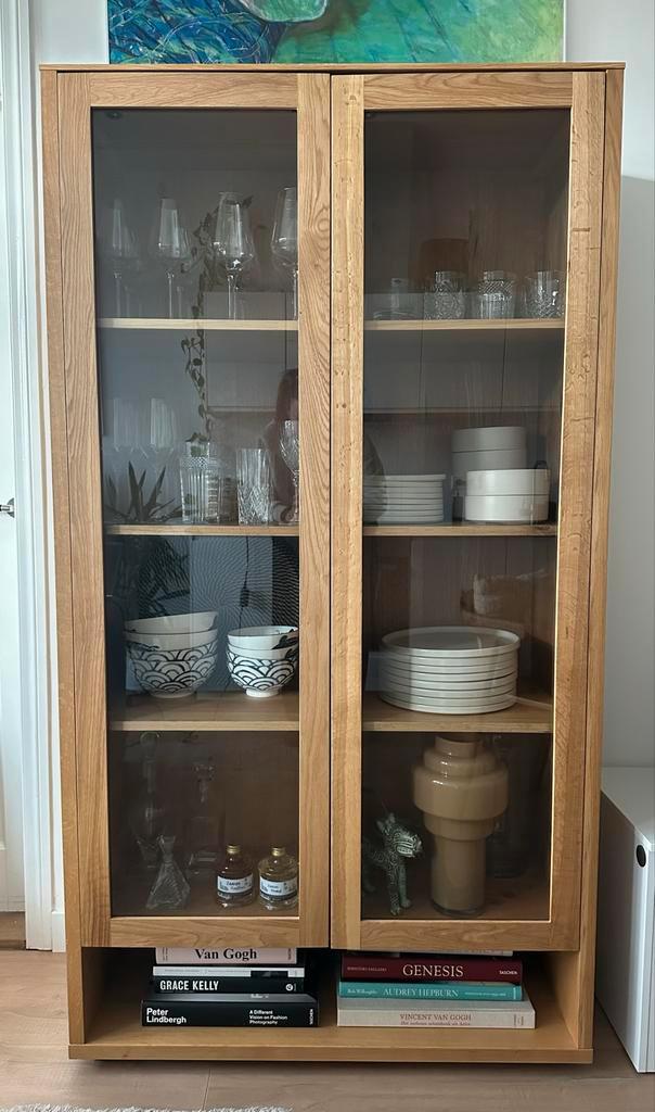 Kave Home Alguema Vitrinekast - fineer Eikenhout, Huis en Inrichting, Kasten | Vitrinekasten, Zo goed als nieuw, 150 tot 200 cm