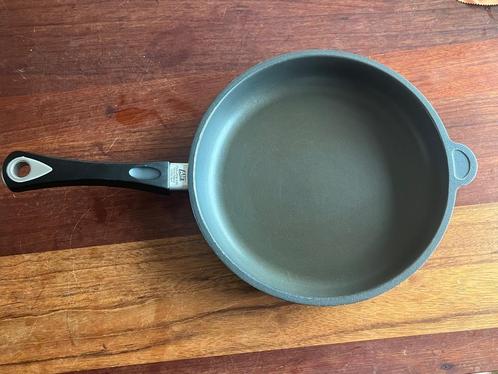 Mooie koekenpan 28cm AMT Gastroguss, Huis en Inrichting, Keuken | Potten en Pannen, Zo goed als nieuw, Koekenpan of Braadpan, Ophalen of Verzenden