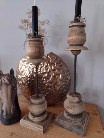 Sobere Houten Kandelaar - Pinakel Stijl beschikbaar voor biedingen