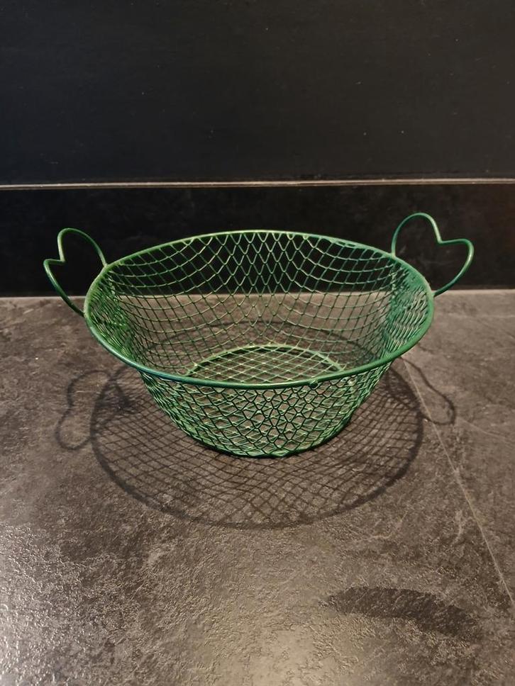 Vintage groene metalen fruitmand met hartjes, Huis en Inrichting, Woonaccessoires | Schalen en Manden, Gebruikt, Mand, Rond, Overige materialen