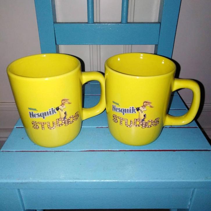 Nesquik bekers 2 stuks, Huis en Inrichting, Keuken | Servies, Gebruikt, Glas of Glazen, Overige stijlen, Aardewerk, Ophalen