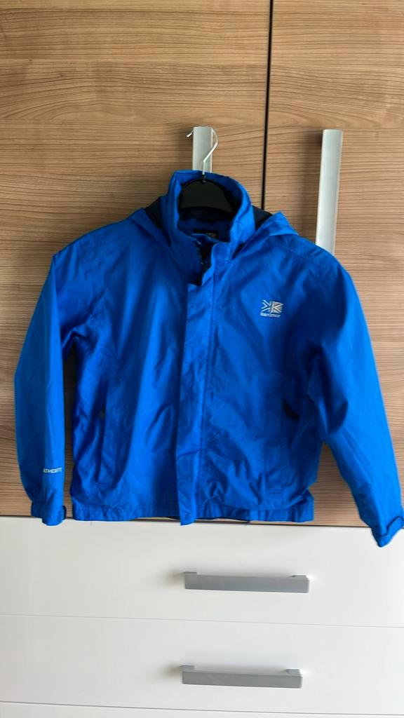 Hardloop regenjas Karrimor invouwbare capuchon blauw 116/122, Kinderen en Baby's, Kinderkleding | Maat 122, Gebruikt, Jongen of Meisje