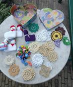 Hartvormig doosje met gehaakte items o.a. eierwarmers (N41), Ophalen of Verzenden, Zo goed als nieuw, Haken