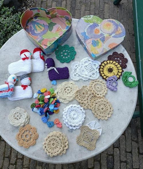 Hartvormig doosje met gehaakte items o.a. eierwarmers (N41), Hobby en Vrije tijd, Breien en Haken, Zo goed als nieuw, Haken, Ophalen of Verzenden