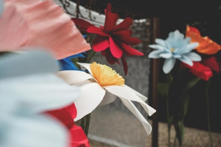 15 grote crêpepapier bloemen voor evenement of bruiloft, Hobby en Vrije tijd, Feestartikelen | Verhuur, Nieuw, Geboorte of Huwelijk
