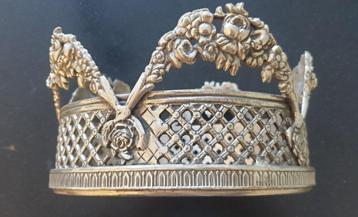 Metalen kroon (Jardinière) beschikbaar voor biedingen