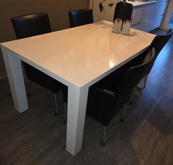 Gratis witte eettafel + stoelen (ophalen 7-9 okt) beschikbaar voor biedingen