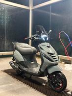 Piaggio zip 50cc 4t Nardo grey full option, Fietsen en Brommers, Scooters | Piaggio, Ophalen, Zo goed als nieuw, Zip