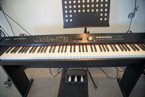 Roland RD 700 NX met voetpedaal, Muziek en Instrumenten, Keyboards, Gebruikt, 88 toetsen, Roland, Aanslaggevoelig, Midi-aansluiting