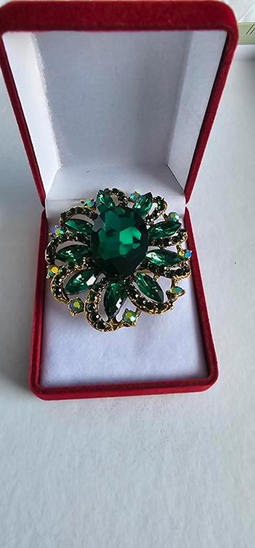 Vintage groene bloem broche beschikbaar voor biedingen