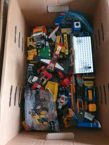 1,5 doos vol met gebouwde lego sets. beschikbaar voor biedingen