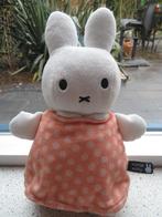 Konijn Nijntje Miffy in zalm roze gebloemde jurk huilt lacht, Ophalen of Verzenden, Zo goed als nieuw, Konijn