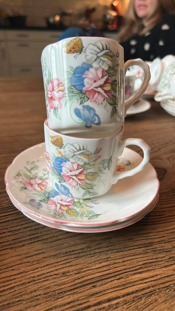 Fleurige Balmoral castle theekopjes met schotel, Antiek en Kunst, Antiek | Porselein, Ophalen