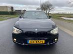 BMW 1-serie 116i Upgrade Edition LEER/NAVI/NAP/APK 2025, Auto's, BMW, Te koop, Benzine, Hatchback, Gebruikt