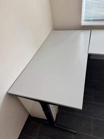 2 In hoogte verstelbare tafels