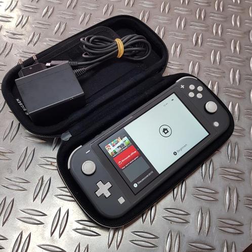 Nintendo Switch Lite Grijs met 64GB sd, hoesje en lader, Spelcomputers en Games, Spelcomputers | Nintendo Switch, Zo goed als nieuw
