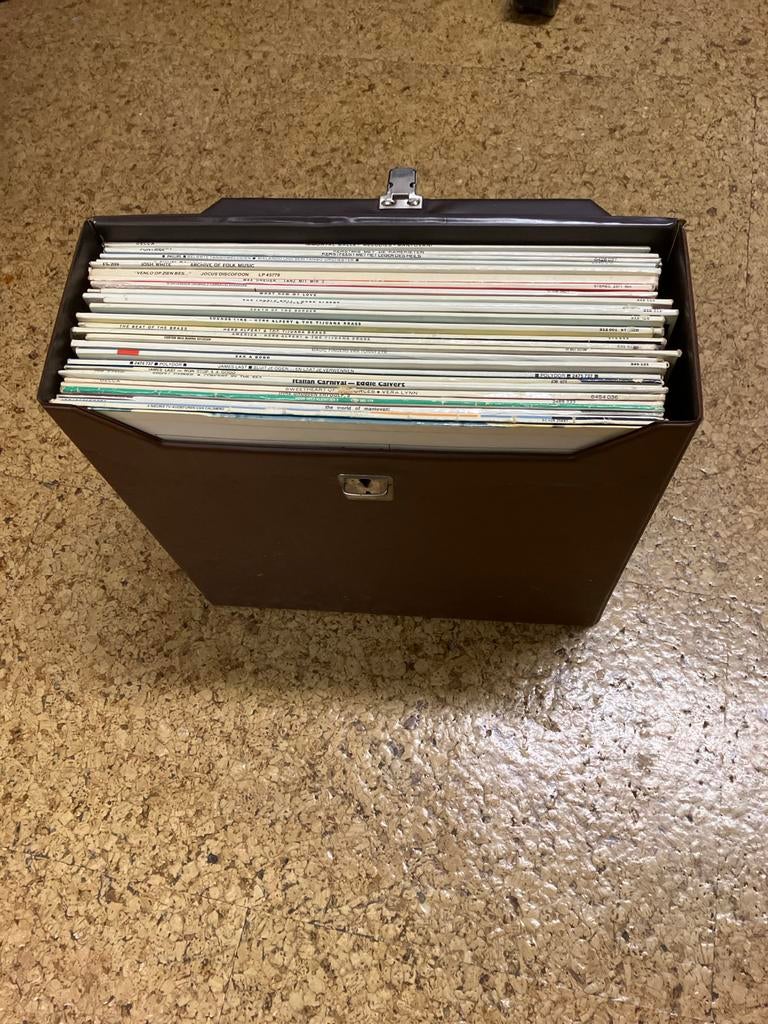 Platenkoffer met 32 LP's, Ophalen of Verzenden, Gebruikt, Overige formaten